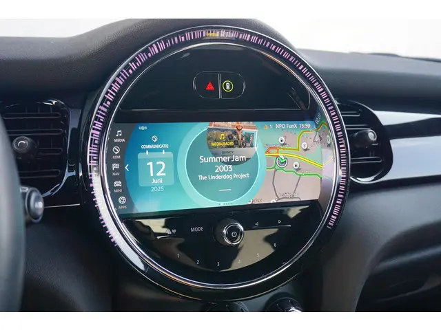 MINI 5-Deurs Cooper Camden Edition 2023 Benzine 18