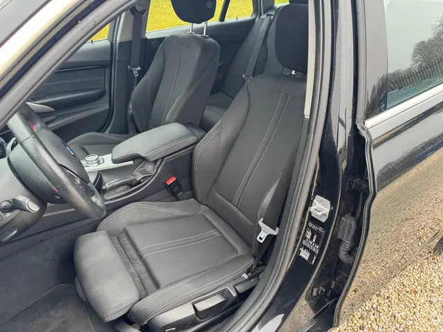 BMW 3 Serie Touring 318i Executive 2017 Benzine 16