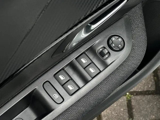 Peugeot 208 1.2 Hybrid 110 e-DCS6 Style 2025 Benzine 23