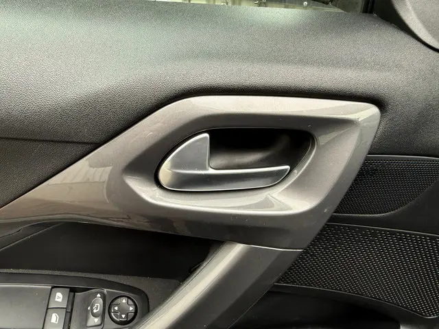 Peugeot 2008 1.2 PureTech Blue Lion 2017 Benzine 31