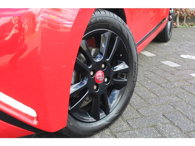 Toyota Aygo 1.0 VVT-i X-cite Bi-tone 2017 Benzine 4