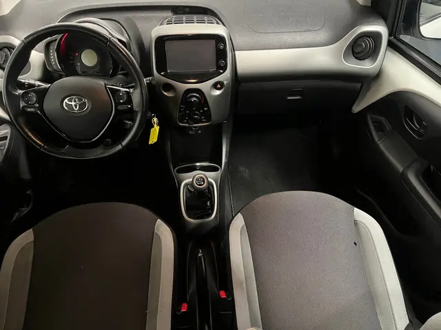 Toyota Aygo 1.0 VVT-i x-play - Schade 2015 Benzine 15