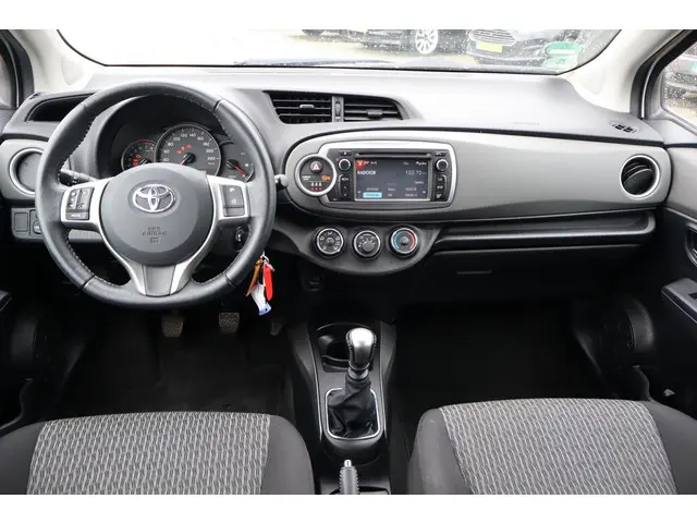 Toyota Yaris 1.3 VVT-i Aspiration 2013 Benzine 2