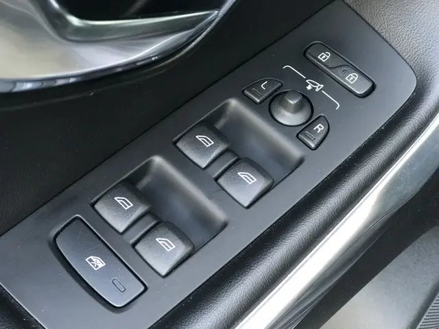 Volvo V40 1.6 T3 R-Design 2013 Benzine 13