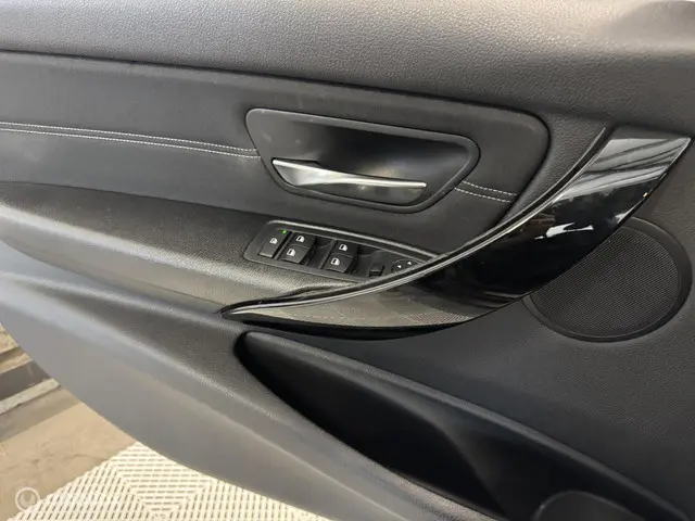 BMW 3 Serie Touring 316i Business 2013 Benzine 17