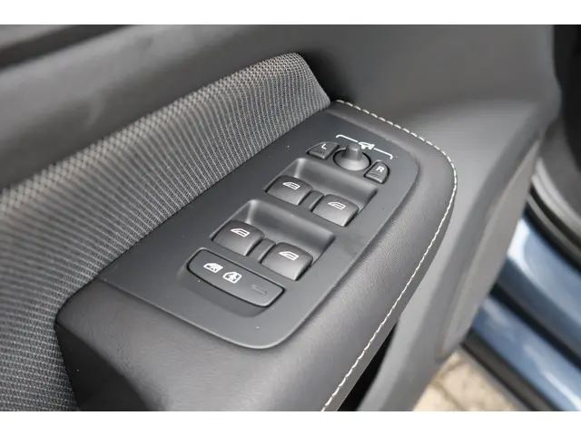 Volvo V60 T6 Recharge AWD R-Design 2022 Hybride Benzine 36