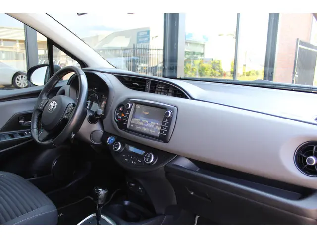 Toyota Yaris 1.5 Hybrid Energy Plus 2018 Hybride Benzine 6