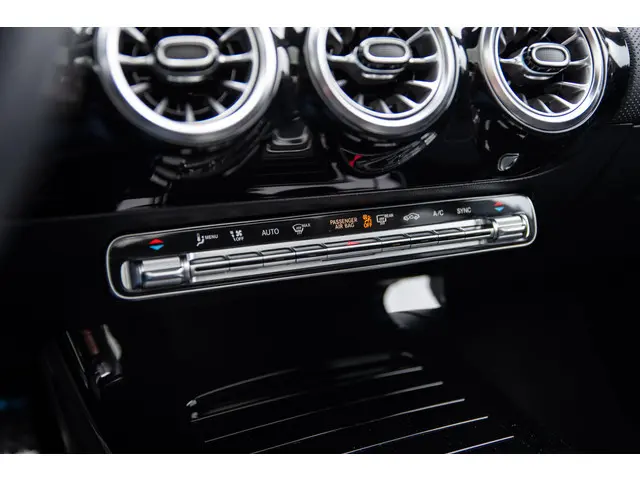 Mercedes-Benz CLA 180 AMG Line 2024 Benzine 49