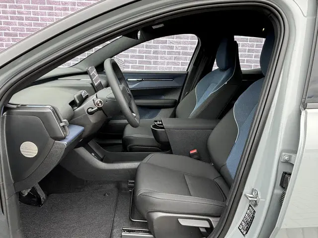 Volvo EX30 Extended Range Plus 2025 Elektrisch 27