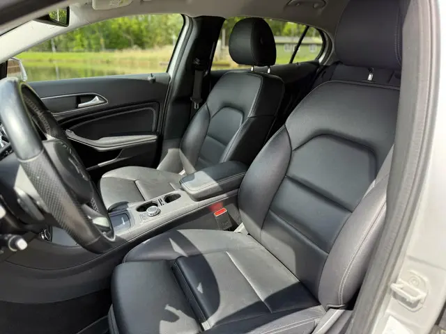Mercedes-Benz GLA 200 Prestige 2016 Benzine 32