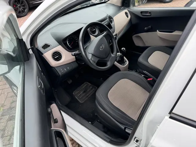 Hyundai i10 1 JAAR APK (motor rookt ) 2016 Benzine 8