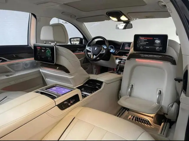 BMW 7 Serie 750Li xDrive High Executive 2017 Benzine 2
