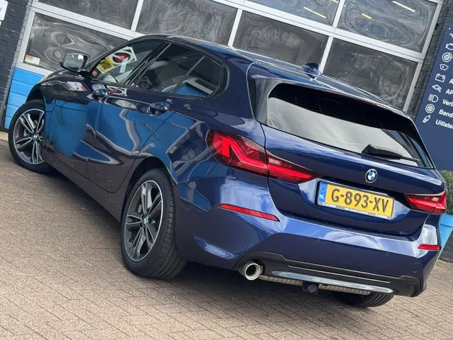 BMW 1 Serie 118i Executive Edition 2019 Benzine 43