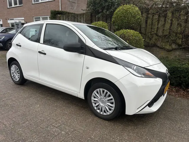 Toyota Aygo X 1.0 VVT-i x-now 2016 Benzine 8