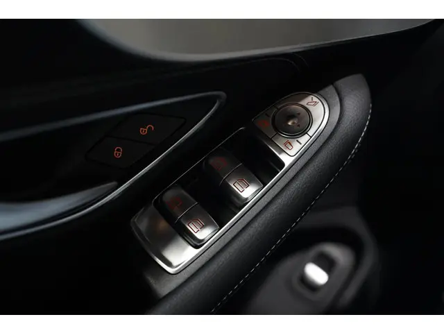 Mercedes-Benz C-Klasse Cabrio 180 AMG Line 2023 Benzine 31