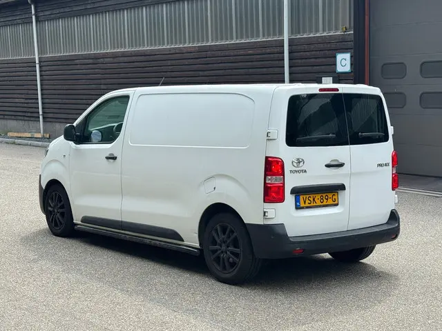 Toyota ProAce Worker 1.6 D-4D Navigator L2 2019 Diesel 2
