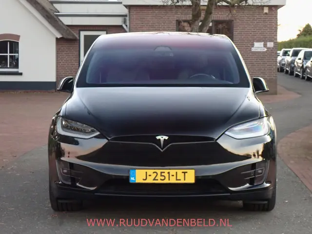 Tesla Model X 2