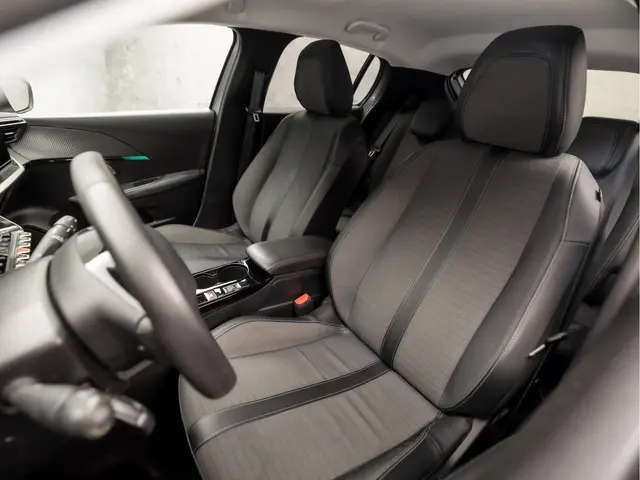 Peugeot 208 1.2 PureTech Allure Deluxe 2022 Benzine 14
