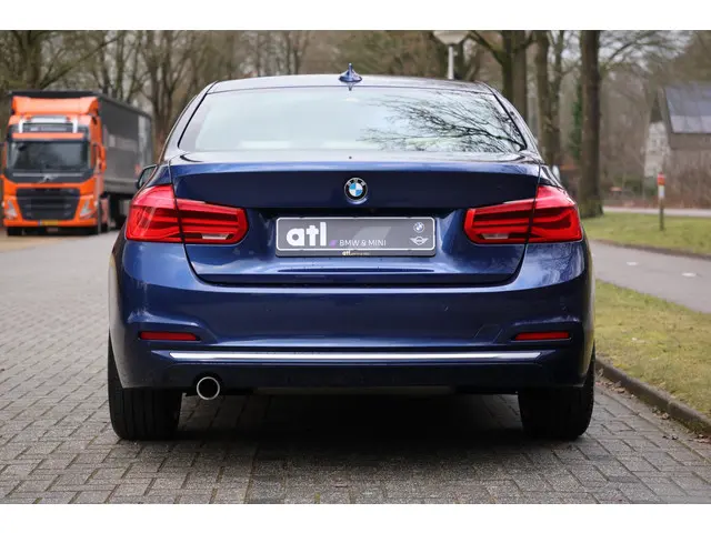 BMW 3 Serie 318i Luxury Edition 2019 Benzine 4