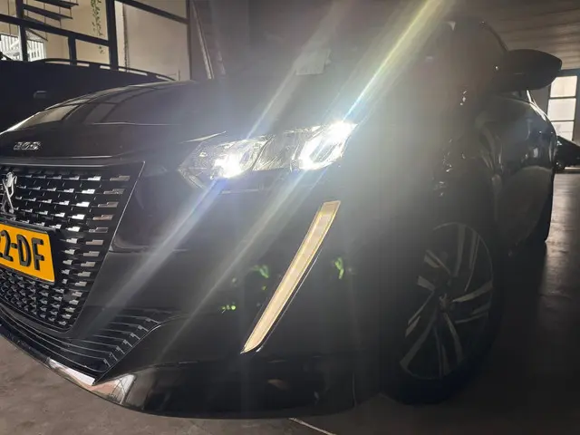 Peugeot 208 1.2 PureTech Blue Lease Allure 2020 Benzine 22