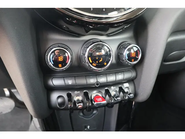 MINI 5-Deurs 1.5 Cooper Classic 2024 Benzine 14