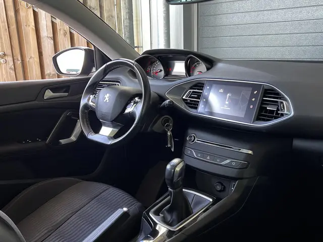 Peugeot 308 SW 1.2 PureTech Blue Lion 2017 Benzine 18