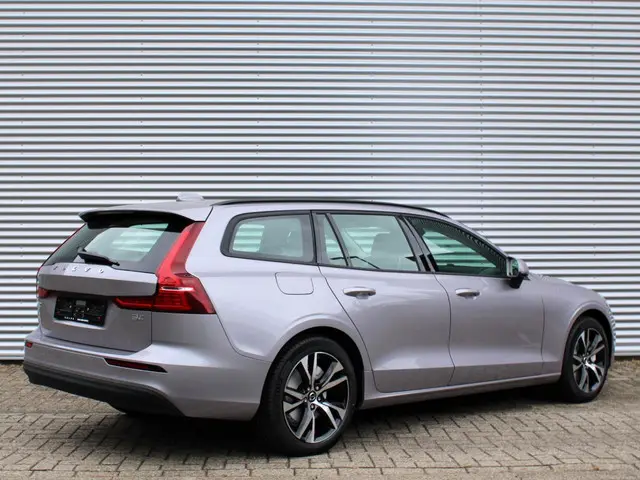 Volvo V60 2.0 B4 Essential Bright 2025 Benzine 2