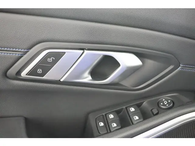 BMW 3 Serie 330i High Executive 2020 Benzine 22