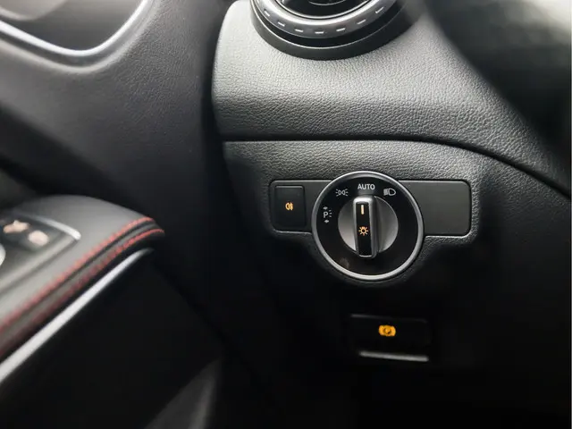 Mercedes-Benz GLA 200 AMG Sport 2015 Benzine 23