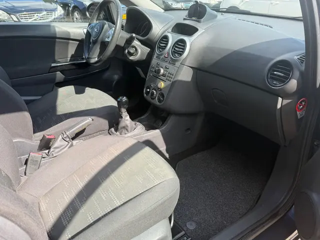 Opel Corsa 1.2-16V Berlin 2013 Benzine 12