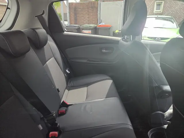 Toyota Yaris 1.5 Hybrid Dynamic 2015 Hybride Benzine 4