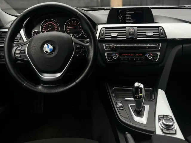 BMW 3 Serie 320i Business 2013 Benzine 9