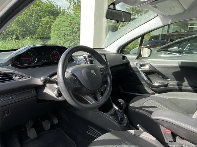 Peugeot 208 1.2i 82pk Active 2013 Benzine 6