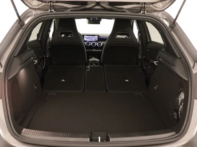 Mercedes-Benz A-Klasse 200 AMG Line 2024 Benzine 33