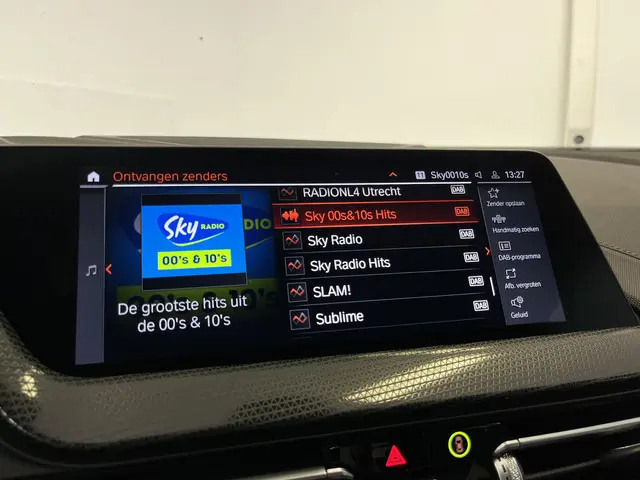 BMW 1 Serie 118i Sport Line 2021 Benzine 24