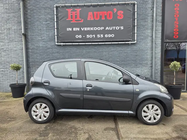 Toyota Aygo 1.0 VVT-i Now 2013 Benzine 8