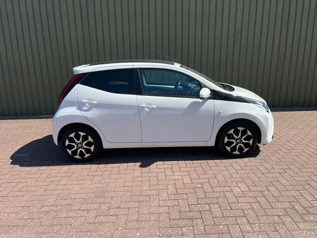 Toyota Aygo 1.0 VVT-i x-first 2018 Benzine 12