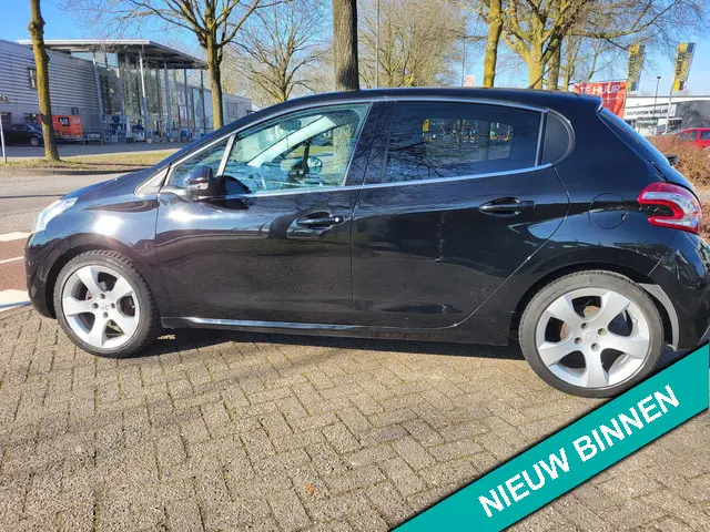 Peugeot 208 1.2 VTi Allure 2013 Benzine 3