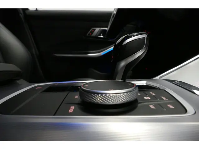 BMW 3 Serie 330e xDrive M Sport 2021 Hybride Benzine 32