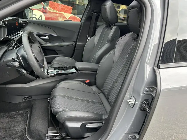 Peugeot 2008 1.2 Hybrid 145 GT 2025 Hybride Benzine 9