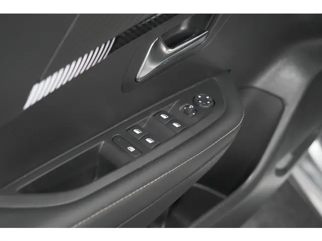 Peugeot 208 PureTech 100 Allure 2024 Benzine 28