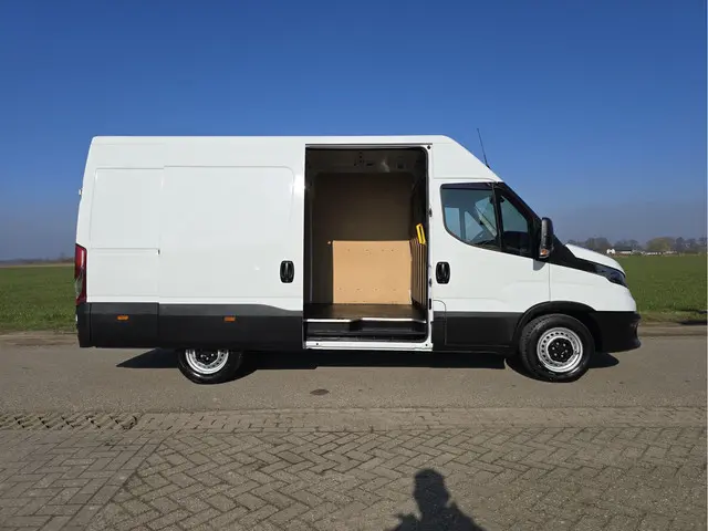 Iveco Daily 35S14V 2.3 352L H2 2022 Diesel 22