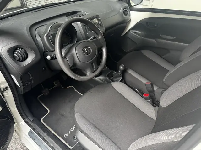 Toyota Aygo 1.0 VVT-i x-now 5-Drs 2017 Benzine 10
