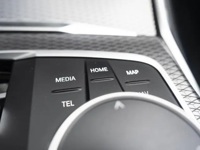 BMW 3 Serie Sedan 330e 2023 Hybride Benzine 27