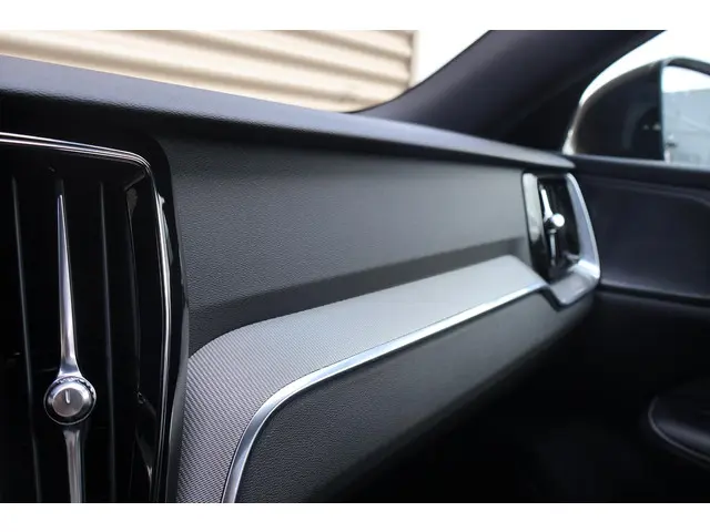 Volvo V60 T8 Recharge AWD R-Design 2022 Hybride Benzine 36