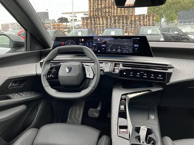 Peugeot 3008 HYBRID 145 ALLURE 2024 Hybride Benzine 10