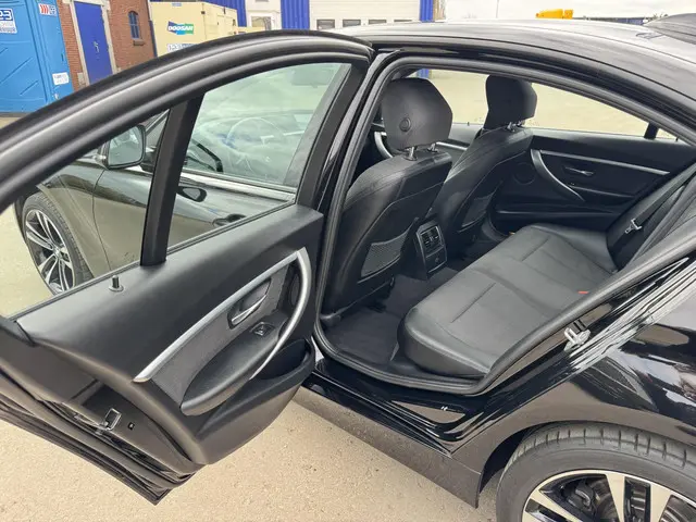 BMW 3 Serie 320i Corporate Lease Executive 2017 Benzine 29