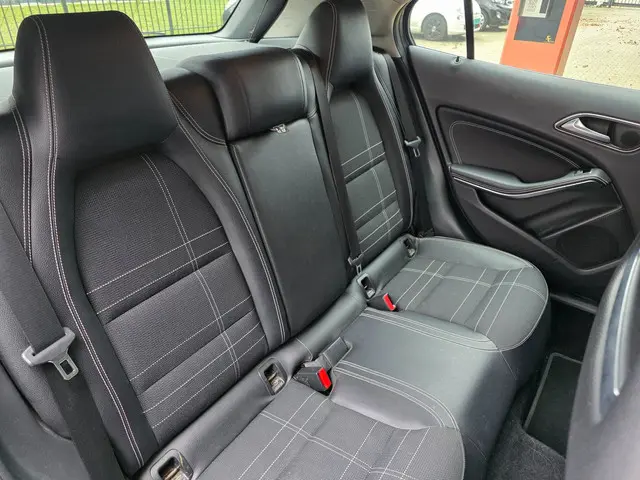 Mercedes-Benz GLA 180 Prestige 2015 Benzine 21