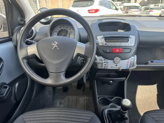 Peugeot 107 1.0 Envy 2013 Benzine 12