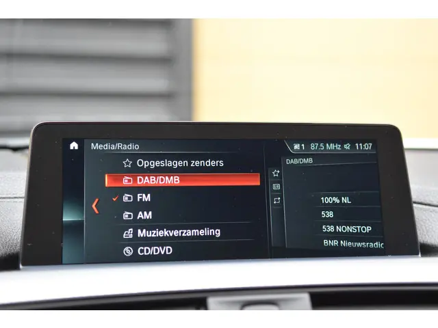 BMW 3 Serie 320i Executive 2018 Benzine 19